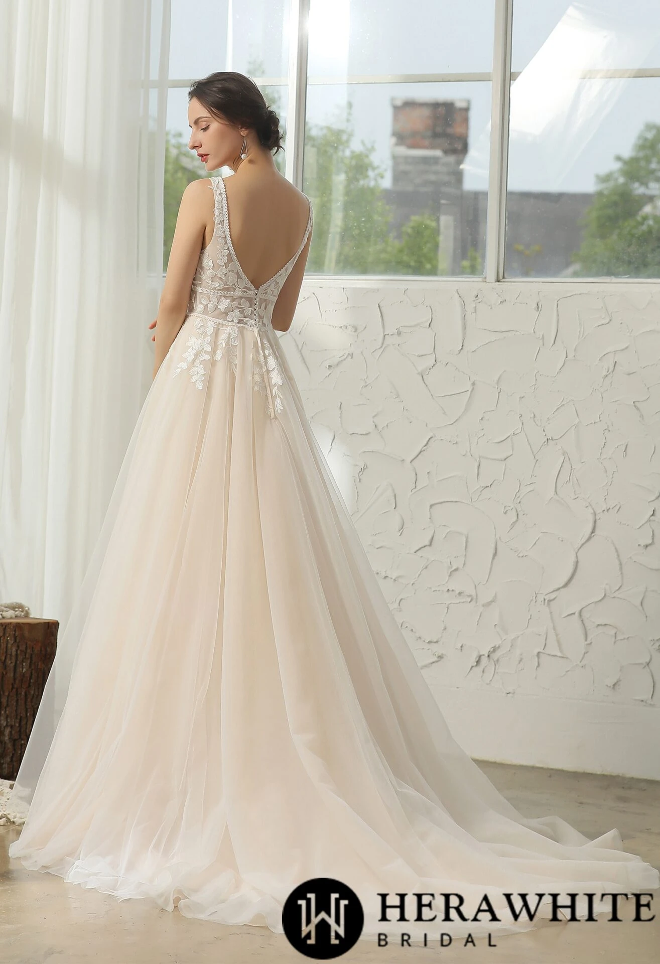 Robe de mariée moderne en dentelle florale bohème Robe De Mariée Moderne En Dentelle Florale Bohème -Soiree Blanche Boutique c23ea6db49