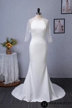 Robe De Mariée En Crêpe Avec Encolure Bateau Traîne Et Dos En Perles D’illusion -Soiree Blanche Boutique c3f4c095f1 scaled 1