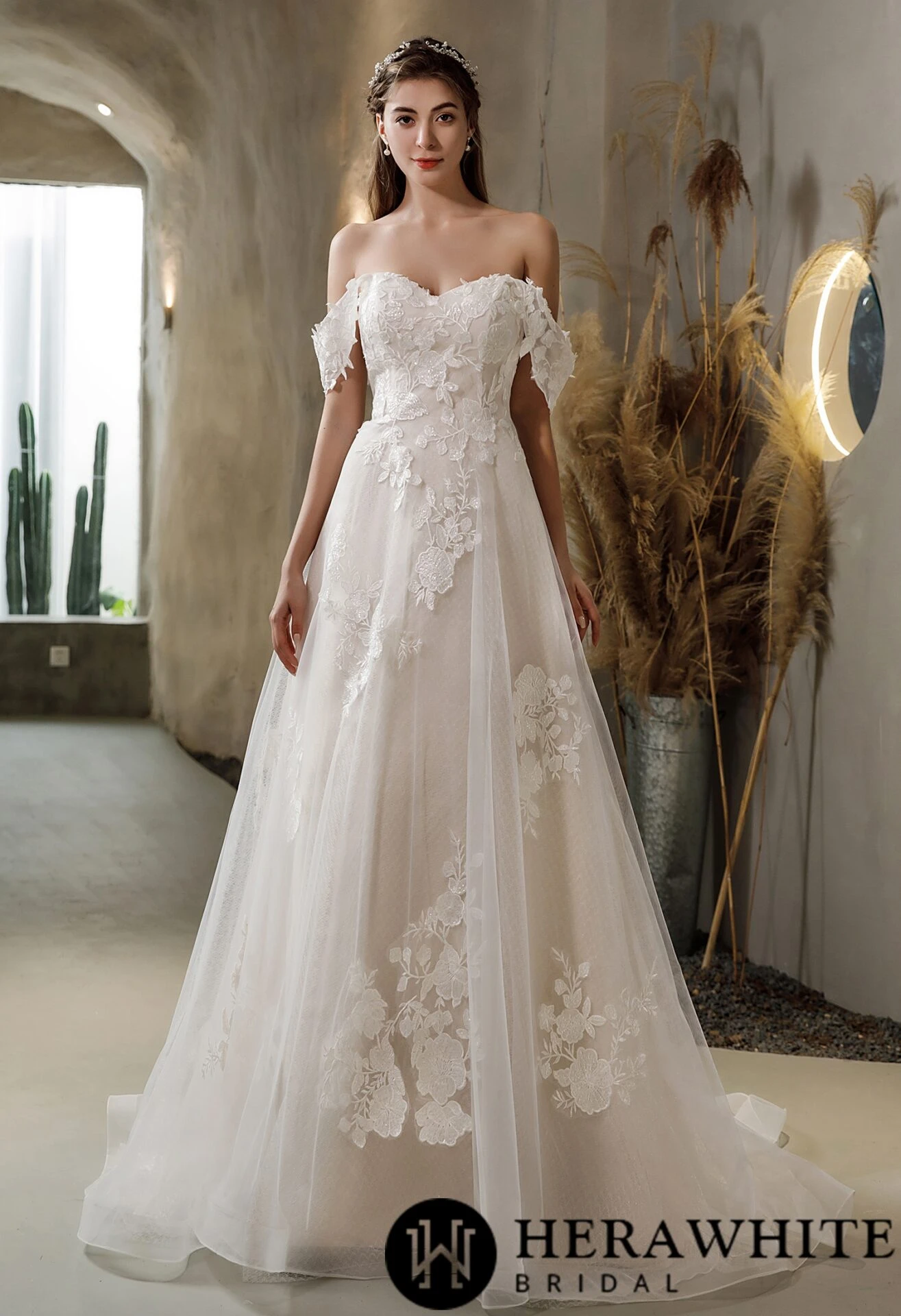 Robe de mariée en dentelle florale avec bretelles détachables aux épaules Robe De Mariée En Dentelle Florale Avec Bretelles Détachables Aux épaules -Soiree Blanche Boutique c6b9e851a4