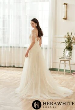 Robe De Mariée Romantique à Corsage Plissé En Tulle Avec Illusion Sur L’épaule 6 Robe De Mariée Romantique à Corsage Plissé En Tulle Avec Illusion Sur L’épaule -Soiree Blanche Boutique c70ac08a3b