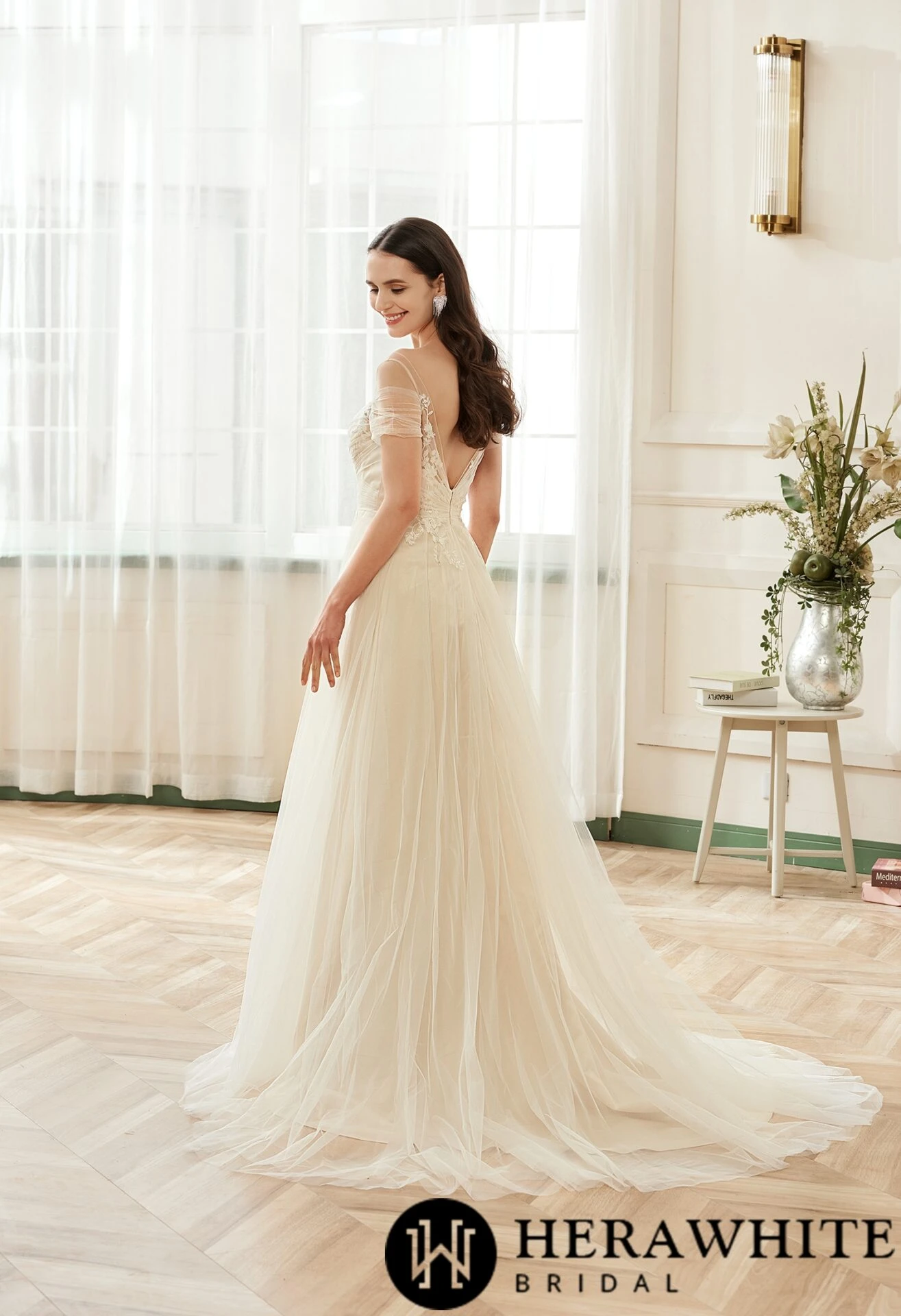 Robe de mariée romantique à corsage plissé en tulle avec illusion sur l’épaule Robe De Mariée Romantique à Corsage Plissé En Tulle Avec Illusion Sur L’épaule -Soiree Blanche Boutique c70ac08a3b