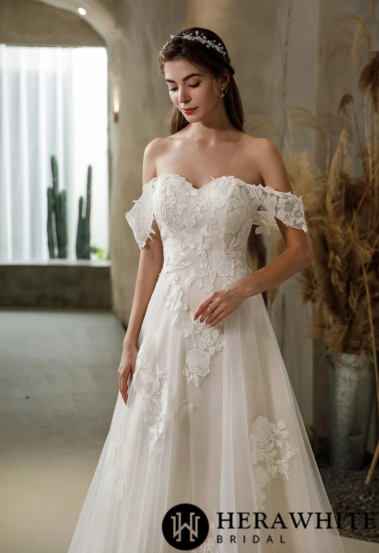 Robe de mariée en dentelle florale avec bretelles détachables aux épaules Robe De Mariée En Dentelle Florale Avec Bretelles Détachables Aux épaules -Soiree Blanche Boutique c8013436d5