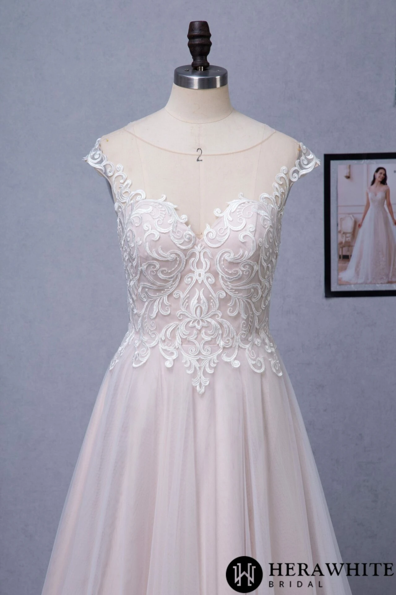 Robe de mariée A à encolure cœur illusion et dentelle Robe De Mariée A à Encolure Cœur Illusion Et Dentelle -Soiree Blanche Boutique ca9396780e scaled 1