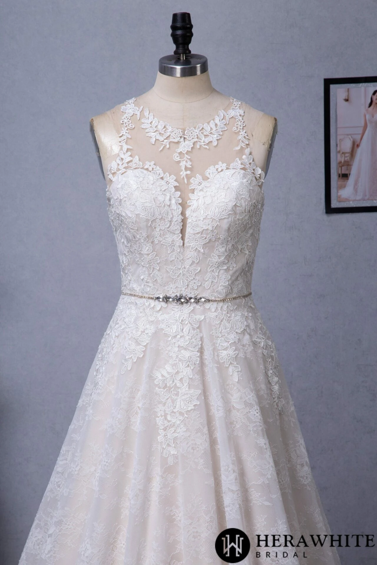 Robe de mariée en tulle et dentelle à encolure ras-du-cou et illusion Robe De Mariée En Tulle Et Dentelle à Encolure Ras-du-cou Et Illusion -Soiree Blanche Boutique d29821d931 scaled 1