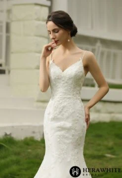 Robe De Mariée Ajustée à Bretelles Spaghetti Avec Perlage 4 Robe De Mariée Ajustée à Bretelles Spaghetti Avec Perlage -Soiree Blanche Boutique d3eeba3d8a scaled 1
