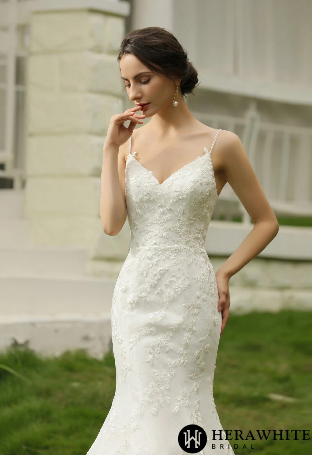 Robe de mariée ajustée à bretelles spaghetti avec perlage Robe De Mariée Ajustée à Bretelles Spaghetti Avec Perlage -Soiree Blanche Boutique d3eeba3d8a scaled 1
