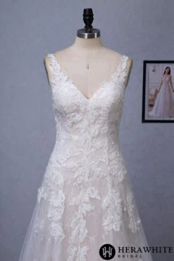 Robe De Mariée Romantique à Encolure En V Avec Appliques Florales -Soiree Blanche Boutique d753484aa5 scaled 1