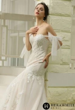 Robe De Mariée Sirène En Dentelle Florale Avec Manches En Tulle Détachables 5 Robe De Mariée Sirène En Dentelle Florale Avec Manches En Tulle Détachables -Soiree Blanche Boutique d8bd6d7621 scaled 1