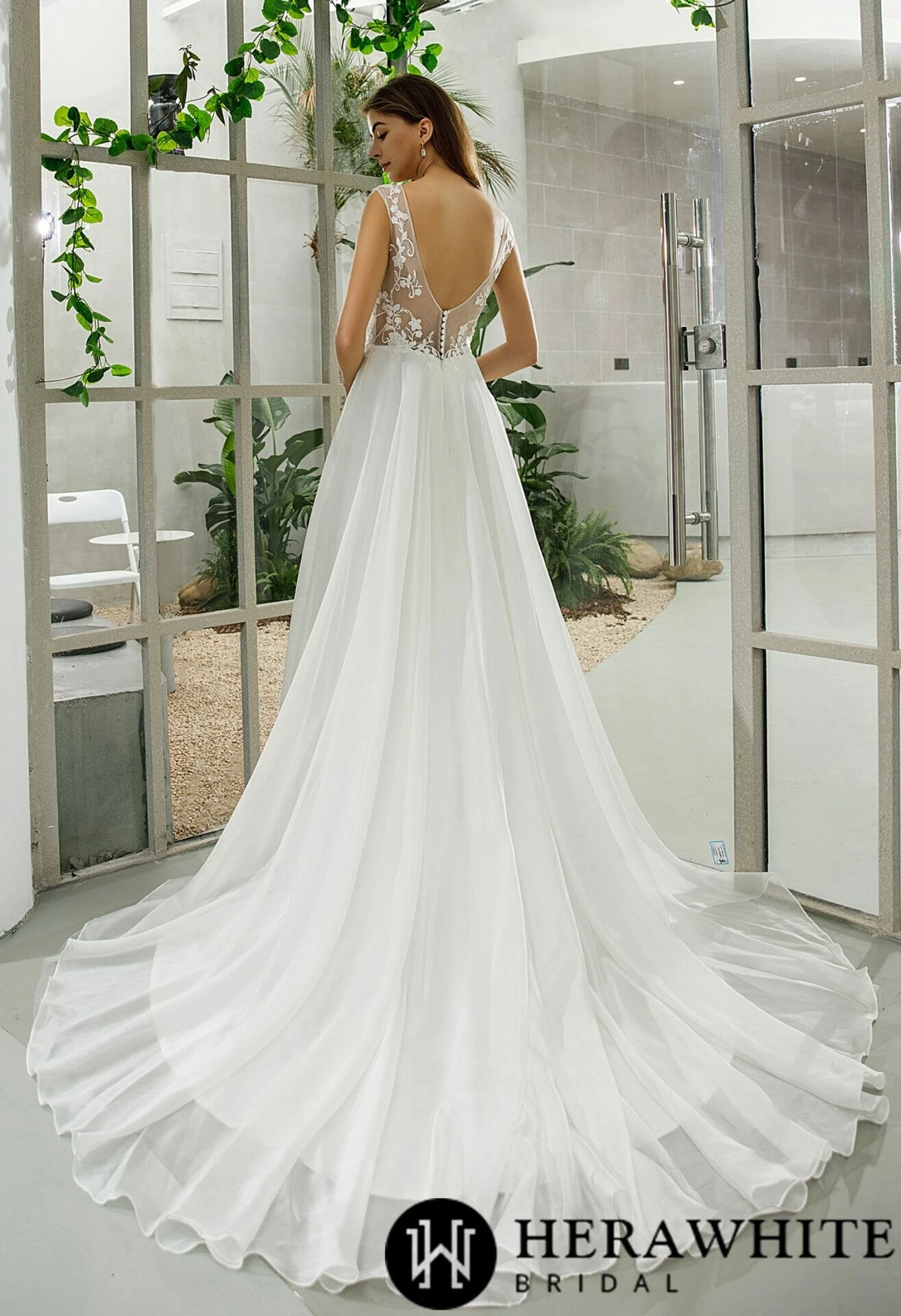 Robe de mariée sans manches en organza et dentelle à effet d’illusion Robe De Mariée Sans Manches En Organza Et Dentelle à Effet D’illusion -Soiree Blanche Boutique e1f730390e