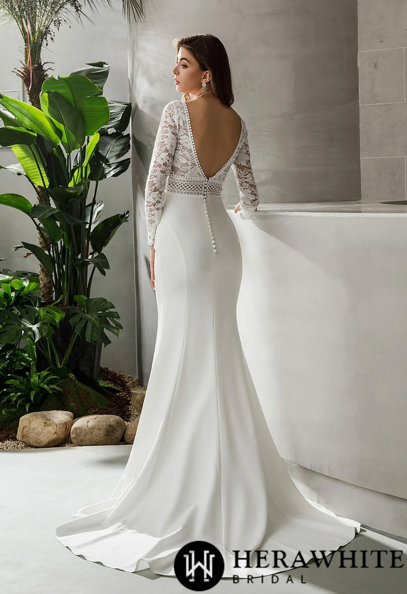 Robe de mariée en crêpe à manches longues et col V plongeant Robe De Mariée En Crêpe à Manches Longues Et Col V Plongeant -Soiree Blanche Boutique e3b7ea55e6