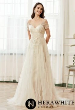 Robe De Mariée Romantique à Corsage Plissé En Tulle Avec Illusion Sur L’épaule 9 Robe De Mariée Romantique à Corsage Plissé En Tulle Avec Illusion Sur L’épaule -Soiree Blanche Boutique e88f71b354