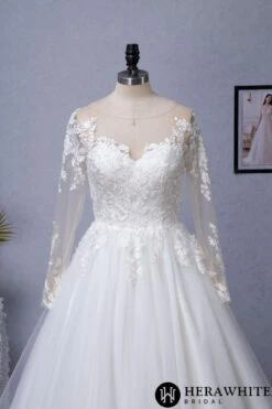 Robe De Mariée Princesse En Dentelle à Manches Longues Et Traîne De Chapelle En Illusion 8 Robe De Mariée Princesse En Dentelle à Manches Longues Et Traîne De Chapelle En Illusion -Soiree Blanche Boutique f105b7429d scaled 1