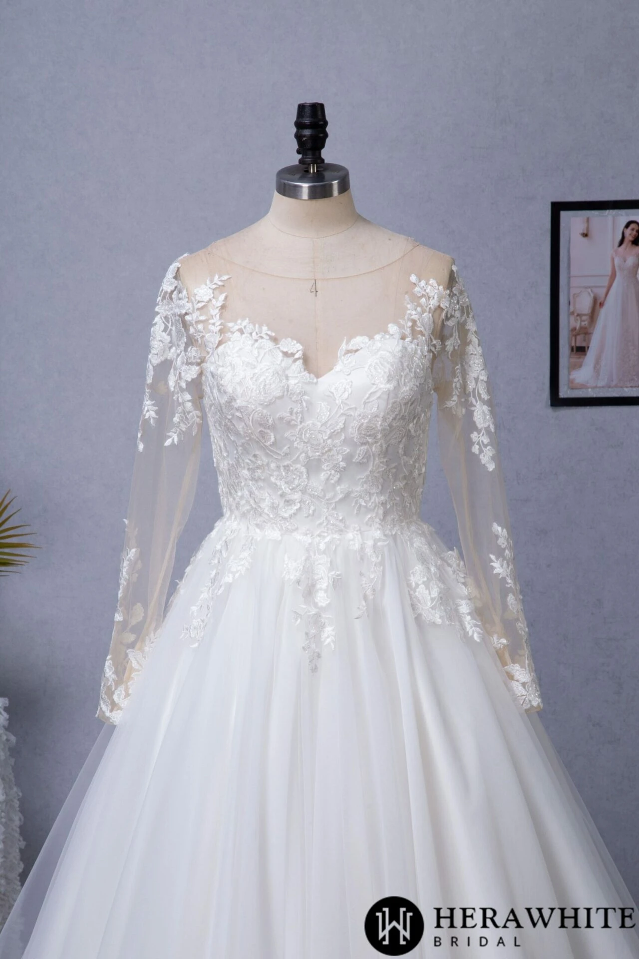 Robe de mariée princesse en dentelle à manches longues et traîne de chapelle en illusion Robe De Mariée Princesse En Dentelle à Manches Longues Et Traîne De Chapelle En Illusion -Soiree Blanche Boutique f105b7429d scaled 1