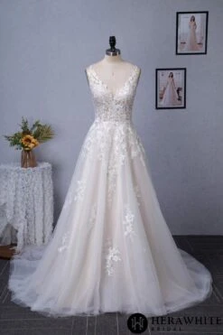 Robe De Mariée A Décolleté V Et Bretelles En Dentelle -Soiree Blanche Boutique f458125cb6 scaled 1