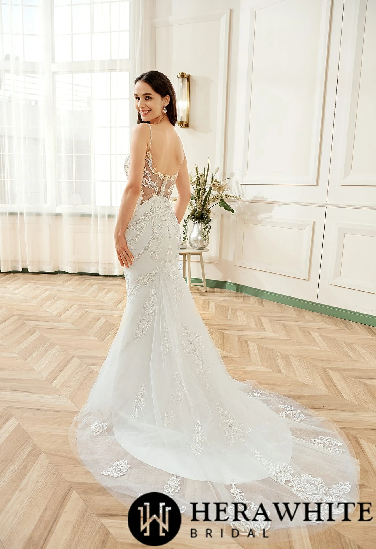 Robe de mariée col V plongeant dentelle brodée argentée avec traîne Robe De Mariée Col V Plongeant Dentelle Brodée Argentée Avec Traîne -Soiree Blanche Boutique f51668b78c