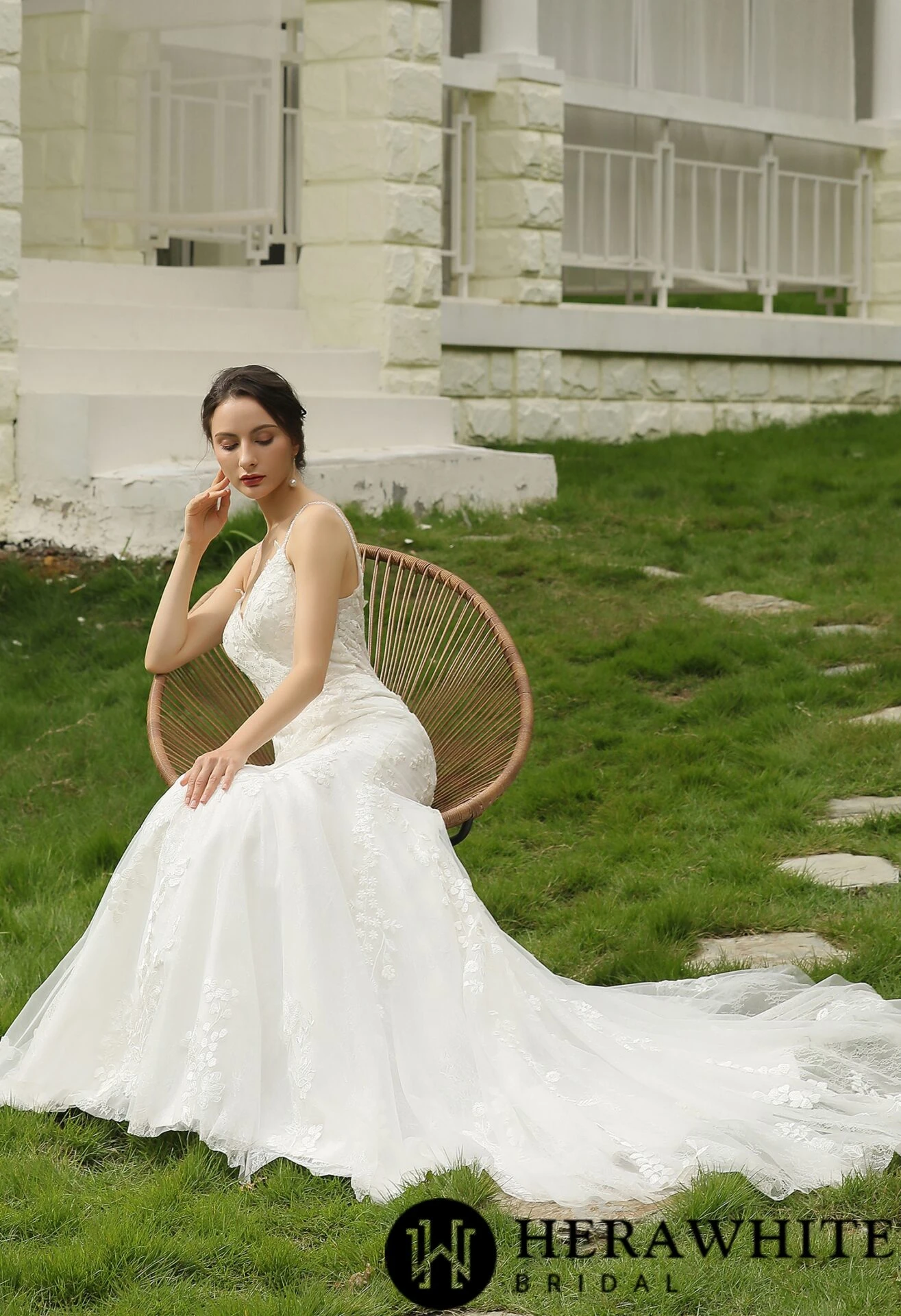 Robe de mariée ajustée à bretelles spaghetti avec perlage Robe De Mariée Ajustée à Bretelles Spaghetti Avec Perlage -Soiree Blanche Boutique f79a34fd19