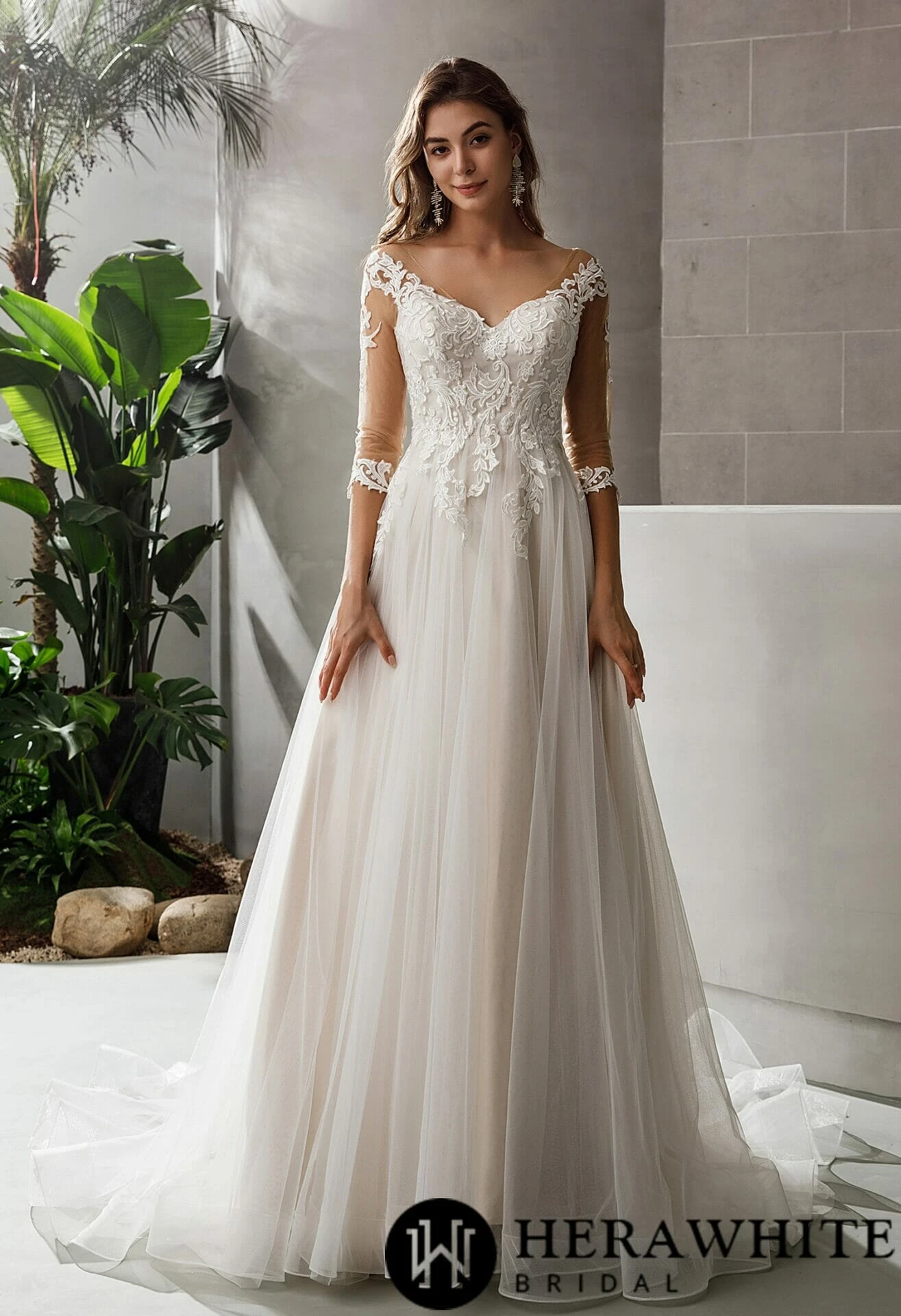Robe de mariée en dentelle avec manches 3/4 illusion Robe De Mariée En Dentelle Avec Manches 3/4 Illusion -Soiree Blanche Boutique fce8e73780