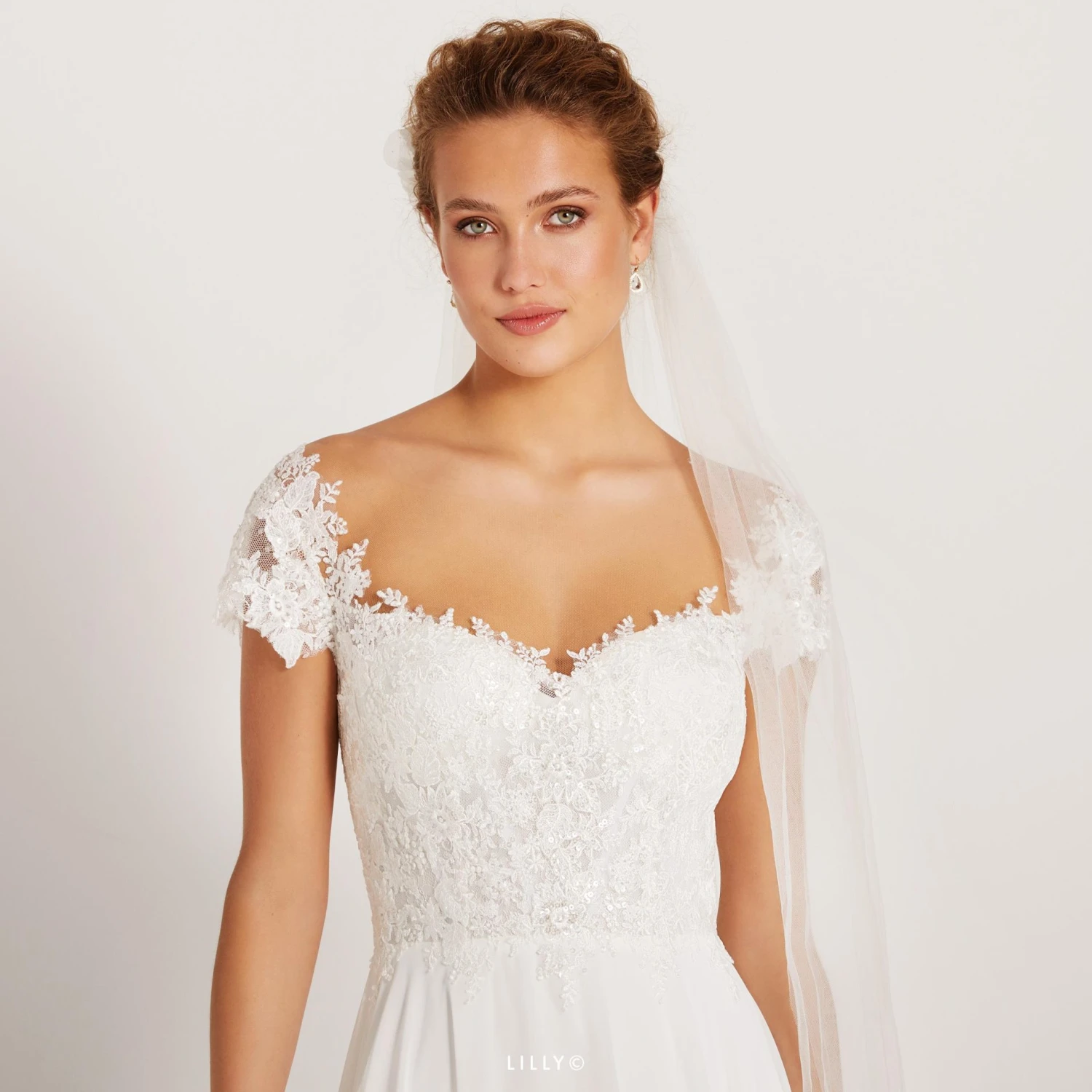 Robe De Mariée Blanche Col Bateau Avec Dentelle Robe De Mariée Blanche Col Bateau Avec Dentelle -Soiree Blanche Boutique tmpvnkg9qem